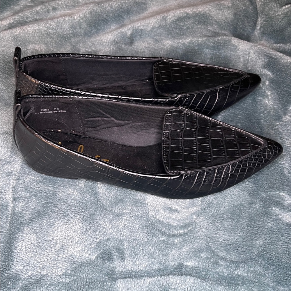 Lulu's 7.5 Black Croc-Embossed Loafers - Picture 4 of 8
